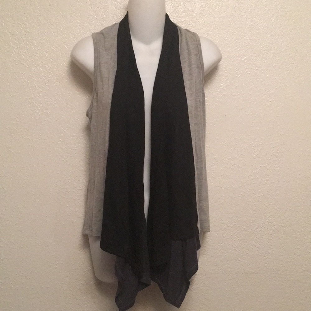 💥💥 3/$10 Gianni Bini Sleeveless Cardigan💥💥